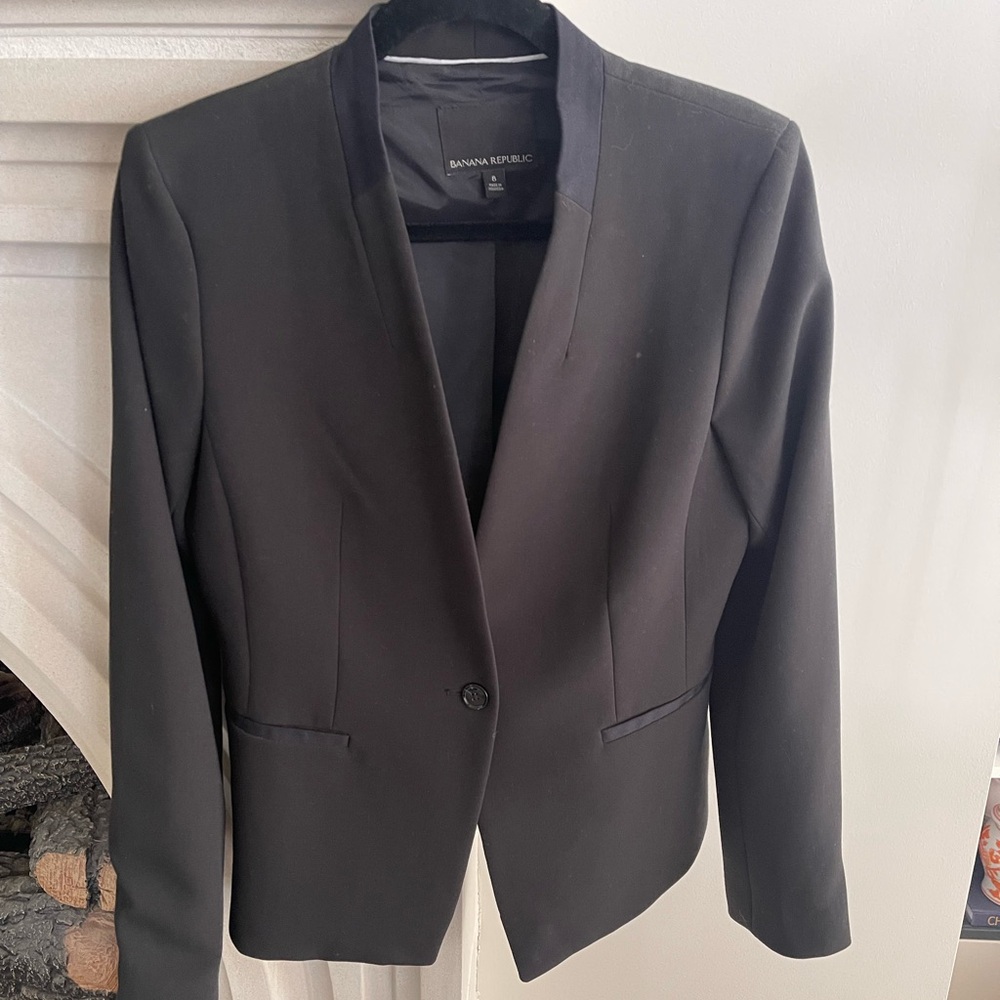 Banana Republic black blazer in excellent condition.